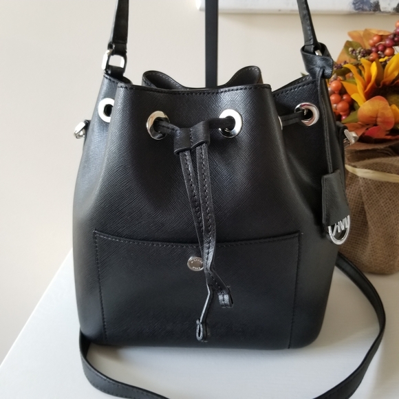 Michael Kors Greenwich Leather Bucket Bag Crossbody Black - Picture 1 of 8